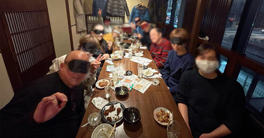 アイマスク懇親会での記念撮影