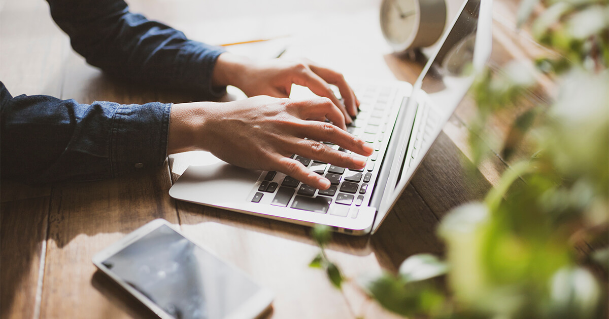 パソコンを打つ手元の画像
