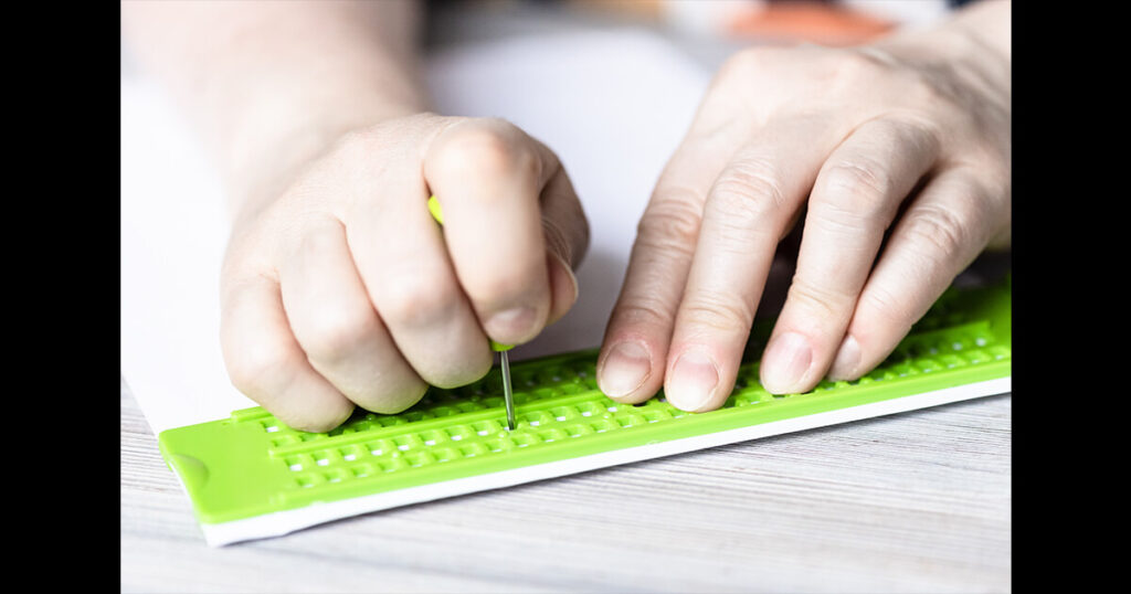 点字を打つ手元の画像