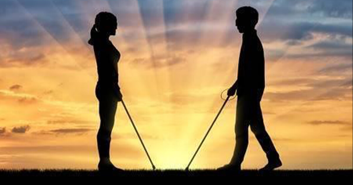 白杖を持つ男女