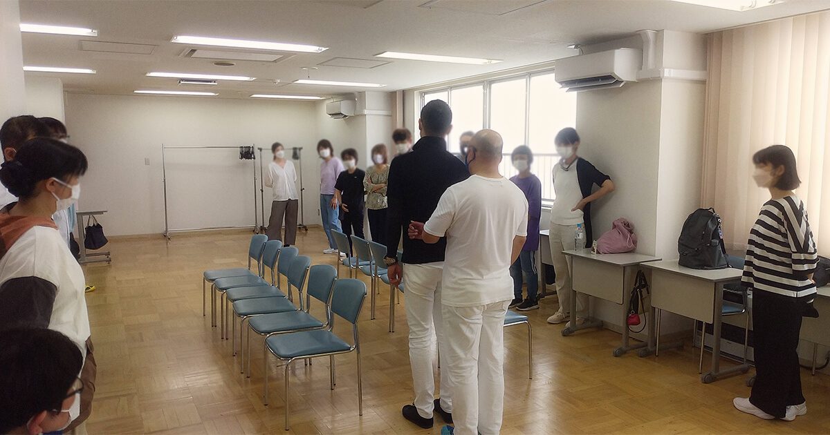 講師のお手本を見る受講生達