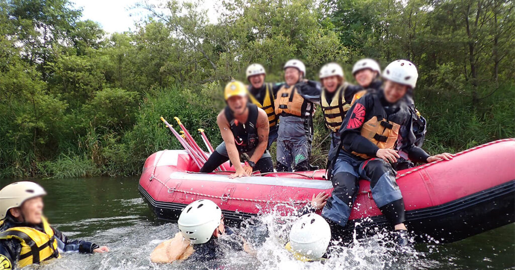 ラフティング中のハプニングに笑い合う参加者達