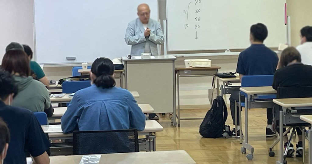 講義中の講師の様子