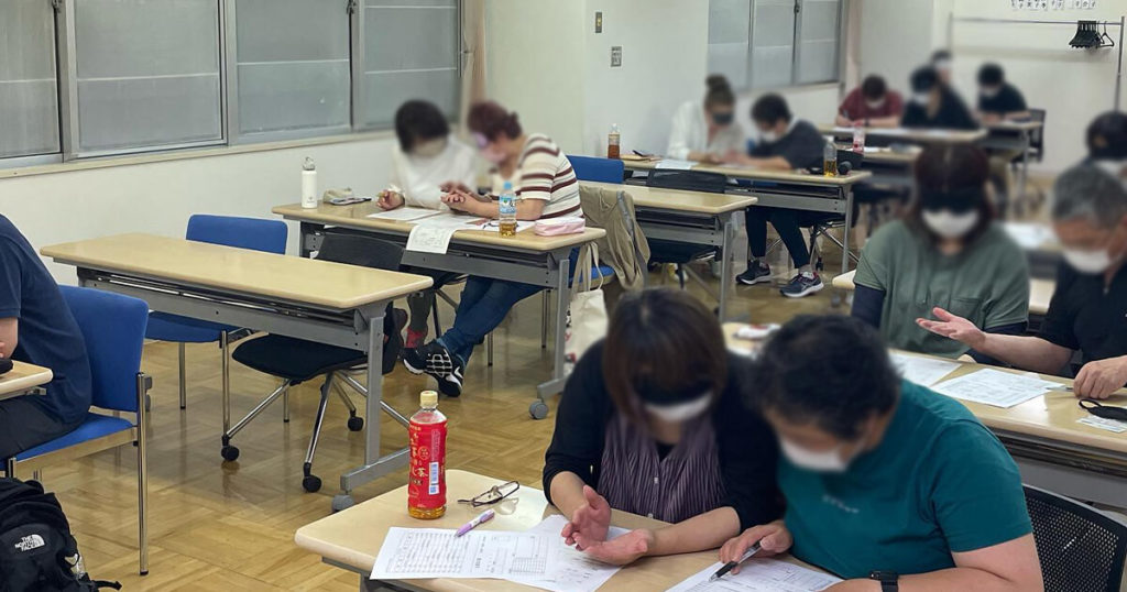 アイマスクを体験しながら受講中の受講生達