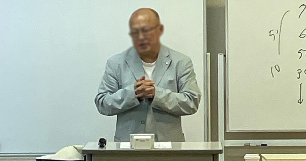 講義中の講師の様子
