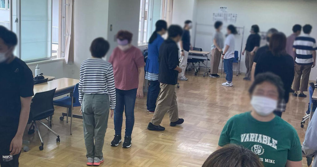 アイマスクを体験しながら受講中の受講生達