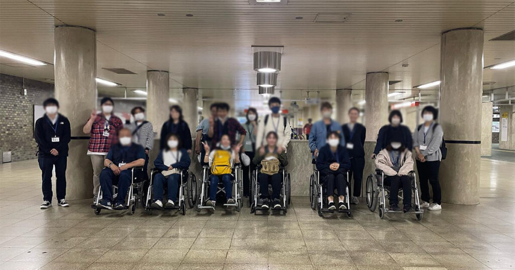 地下鉄構内で研修の記念撮影