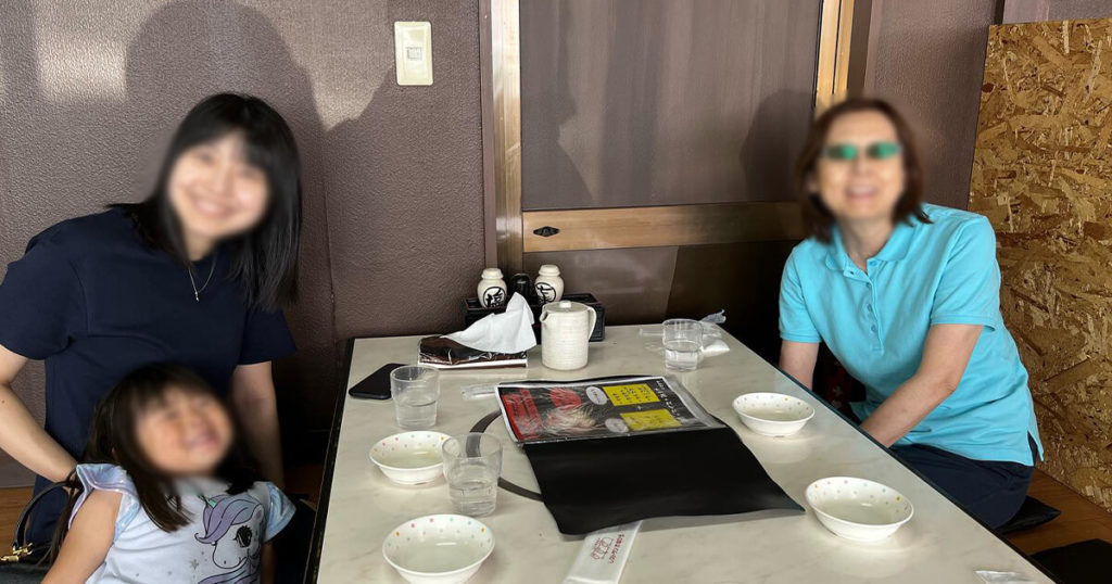 店内で笑顔の親子