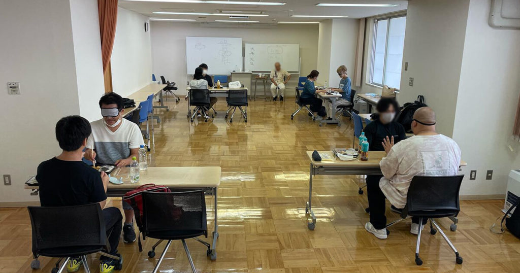 アイマスクを体験しながら受講中の受講生達