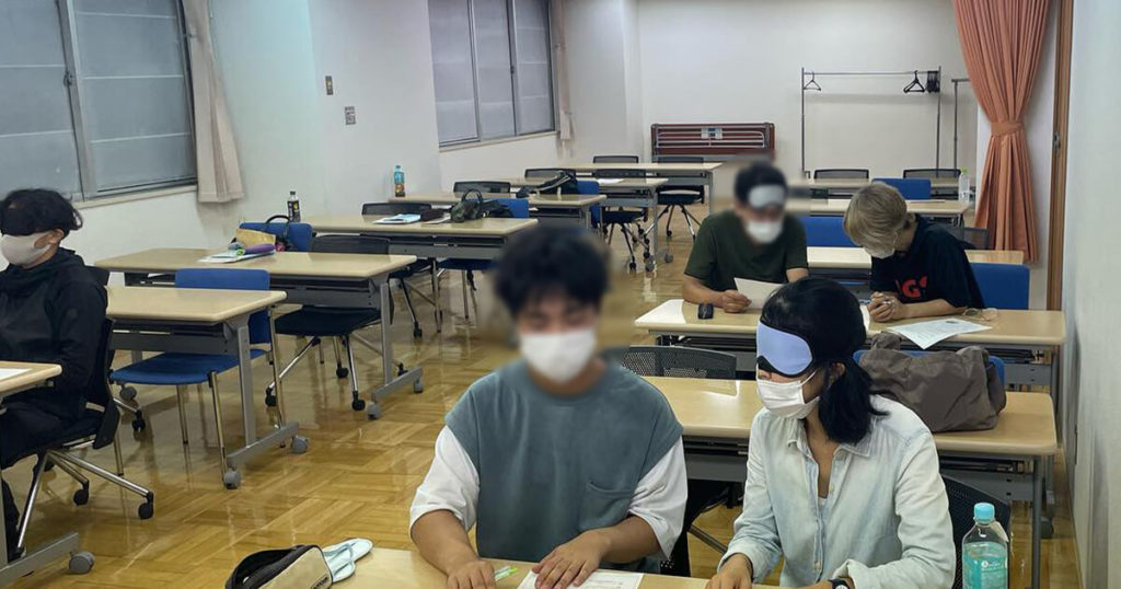 アイマスクを体験しながら受講中の受講生達