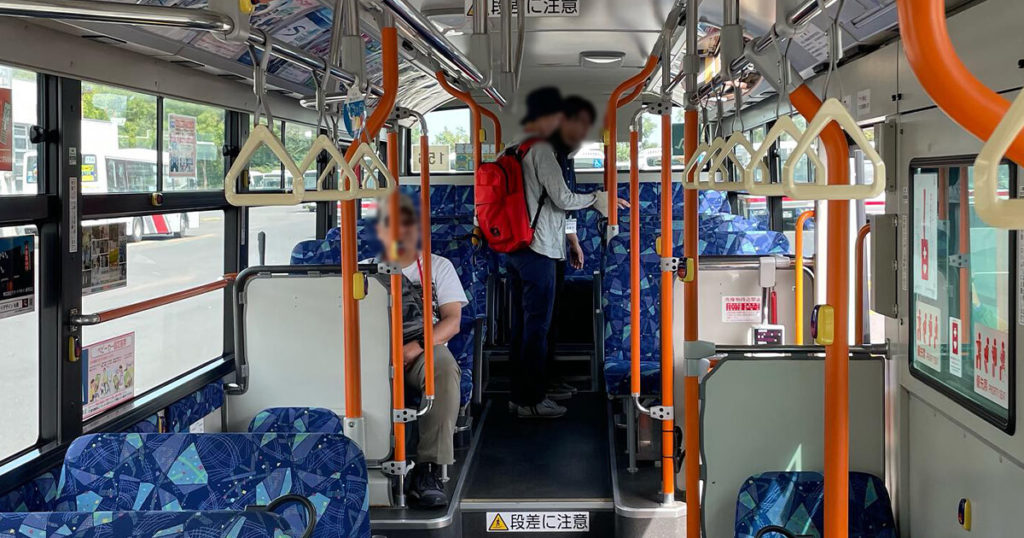 バス車内でのサポートの様子