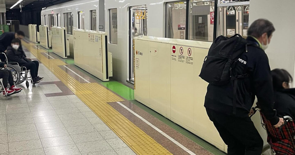 全身性ガイドヘルパー養成研修（地下鉄の様子）