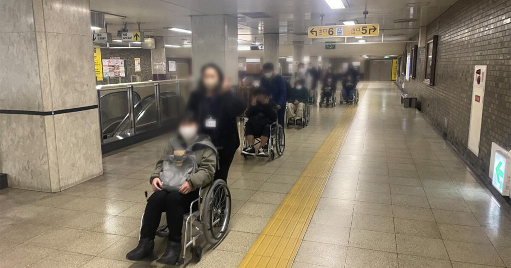 全身性ガイドヘルパー養成研修（地下鉄の様子）