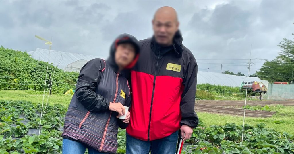 小川農場いちご狩りイベント2024　男女のツーショット