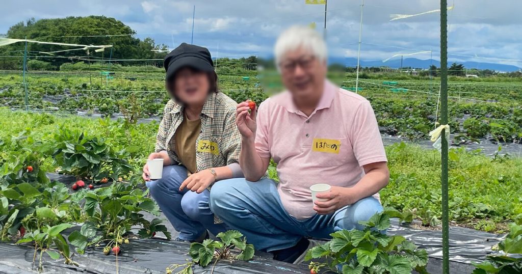 小川農場いちご狩りイベント2024　男女のツーショット