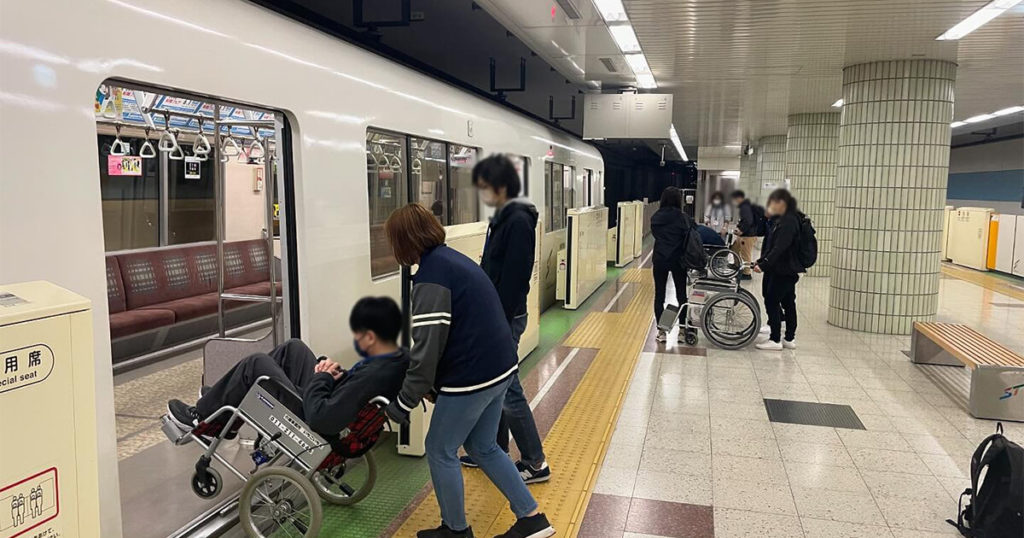 全身性ガイドヘルパー養成研修（地下鉄の様子）